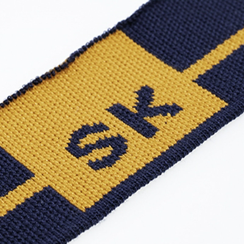 Ткань с рукавами-рубашкой-поло из полиэстера с буквами и жаккардовыми рубчиками